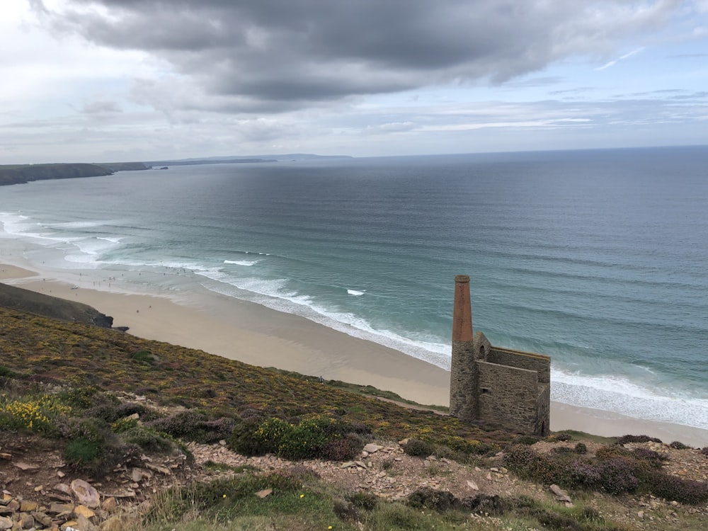 Sentier en béton brun sur le bord de mer pendant la journée