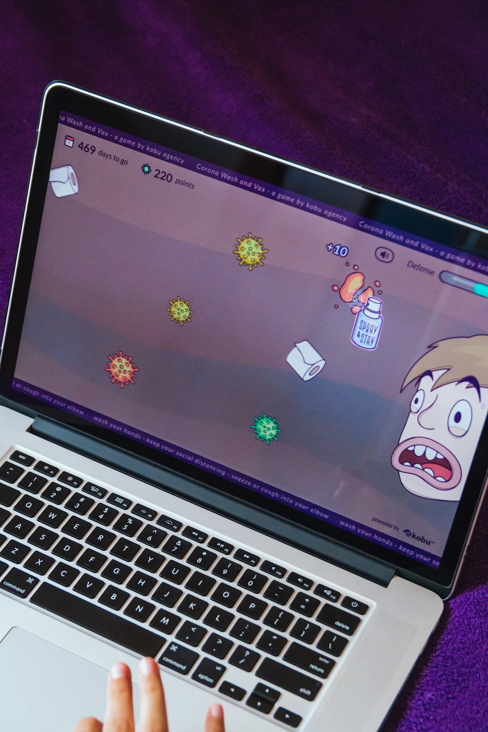 MacBook Pro mostrando un personaje de dibujos animados