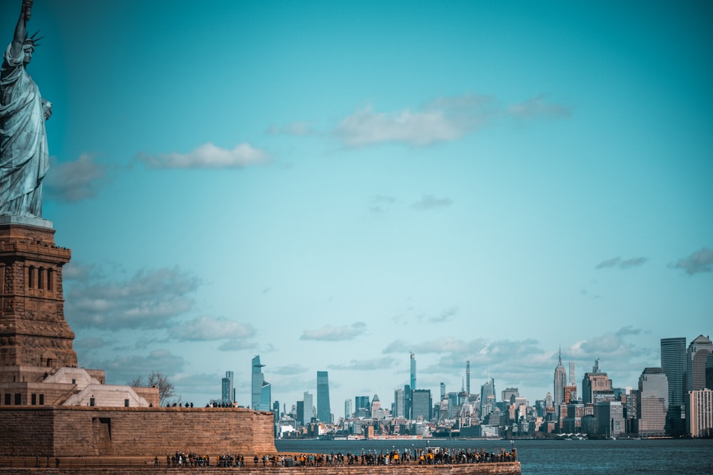 Skyline der Stadt tagsüber unter blauem Himmel