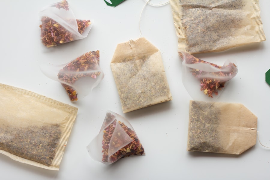 茶包置於白色瓷盤上