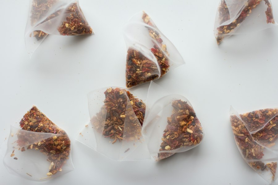 多顆三角立體茶包排列在白色桌面上