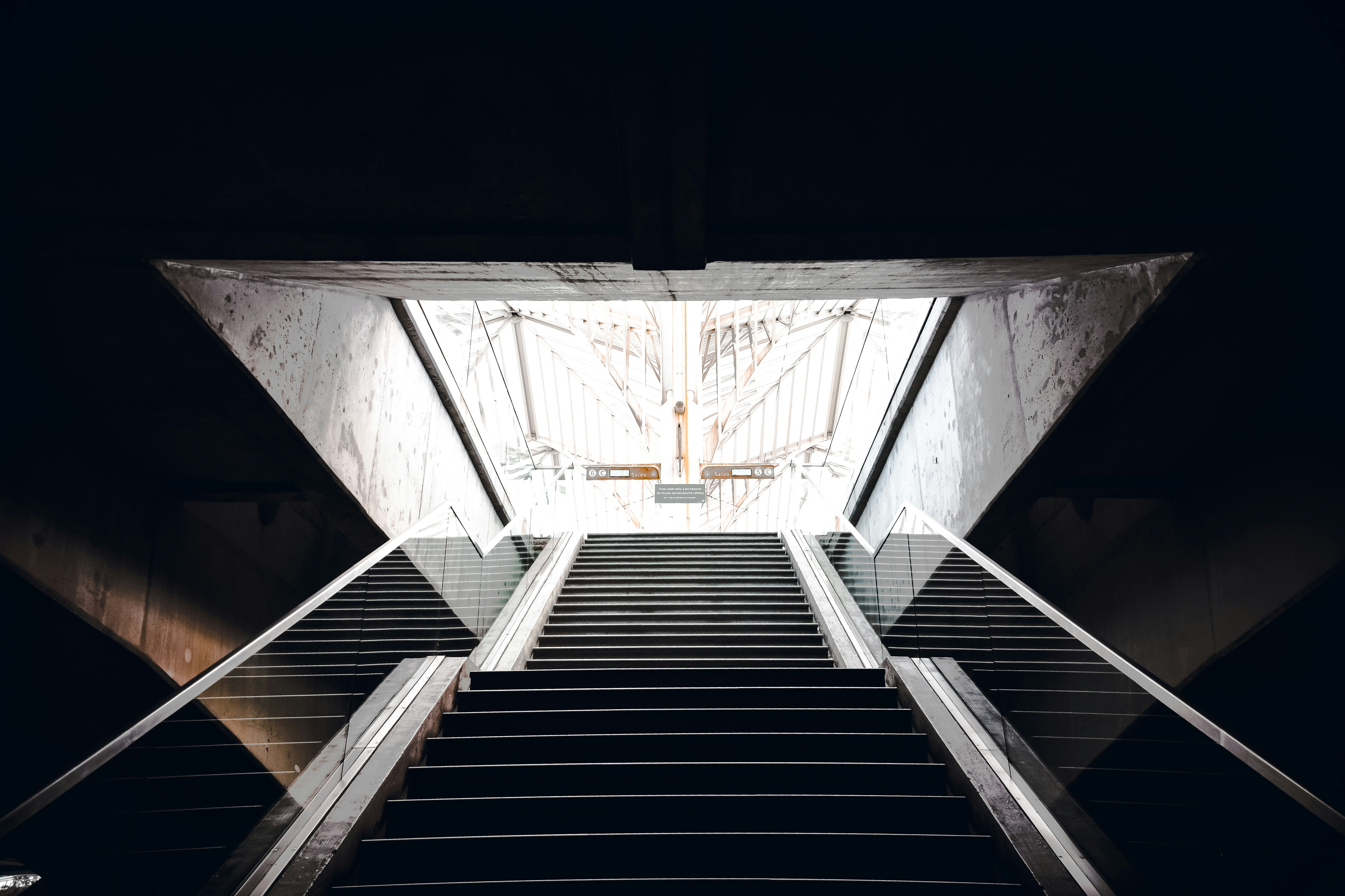 Black and white concrete stairs photo Free Oriente Image on Unsplash