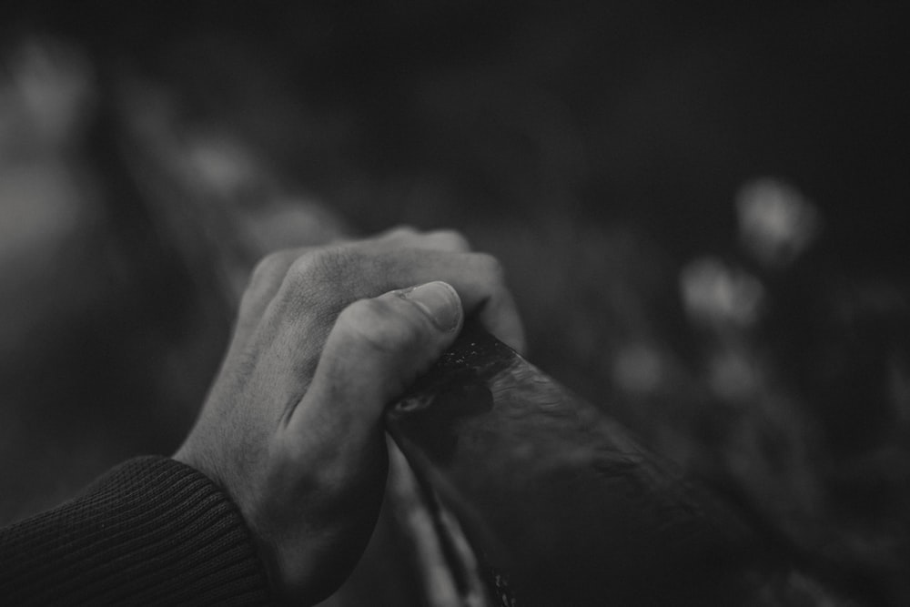 Photo en niveaux de gris d’une personne en chemise noire à manches longues