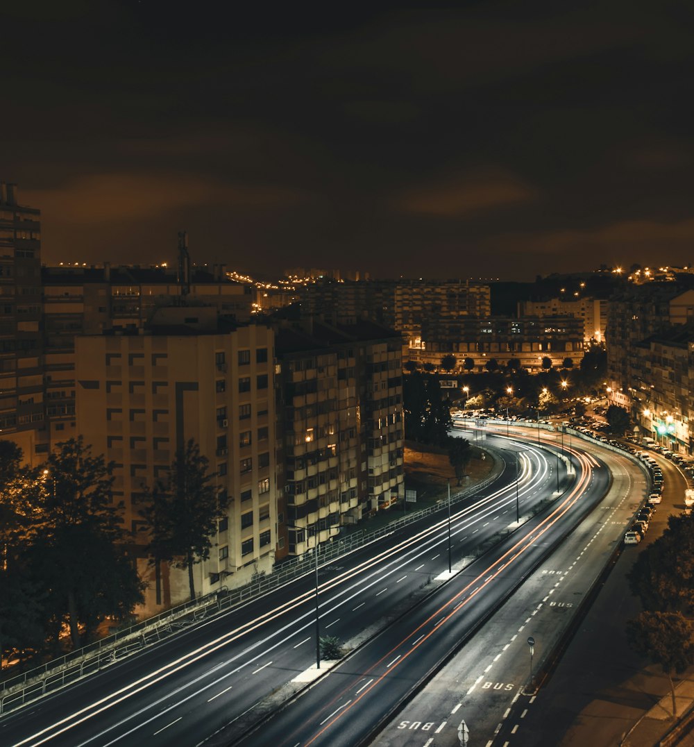 야간 도시의 타임랩스 사진