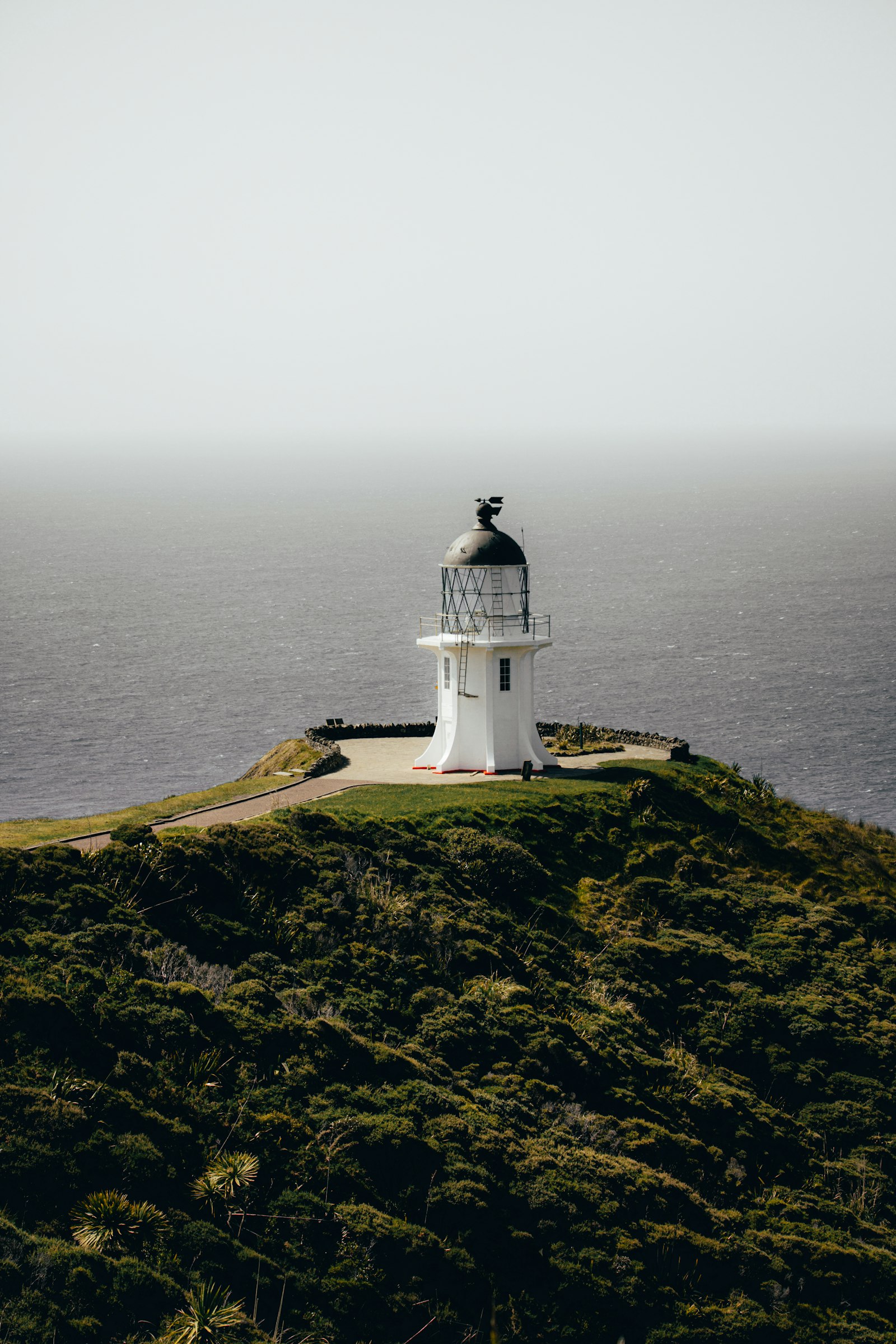 Canon EOS 700D (EOS Rebel T5i / EOS Kiss X7i) + Canon EF-S 55-250mm F4-5.6 IS STM sample photo. White lighthouse on top photography