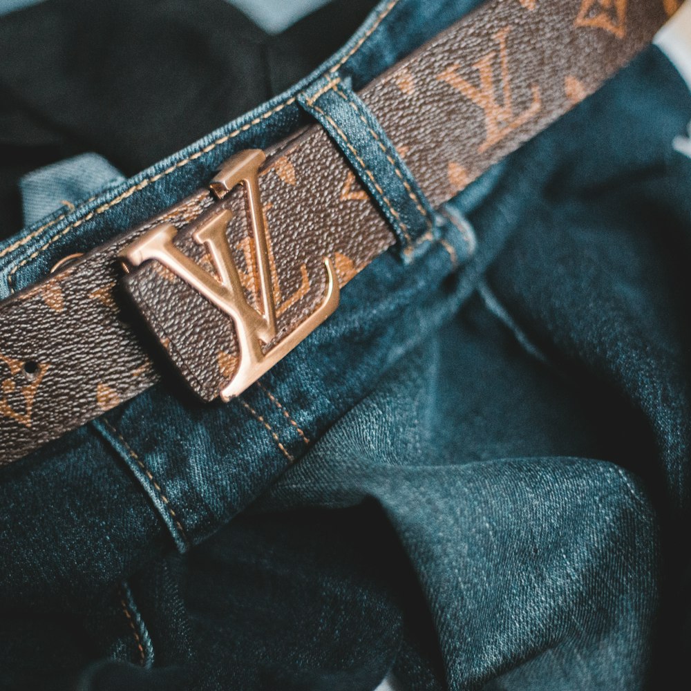 jean en denim bleu avec ceinture en cuir noir