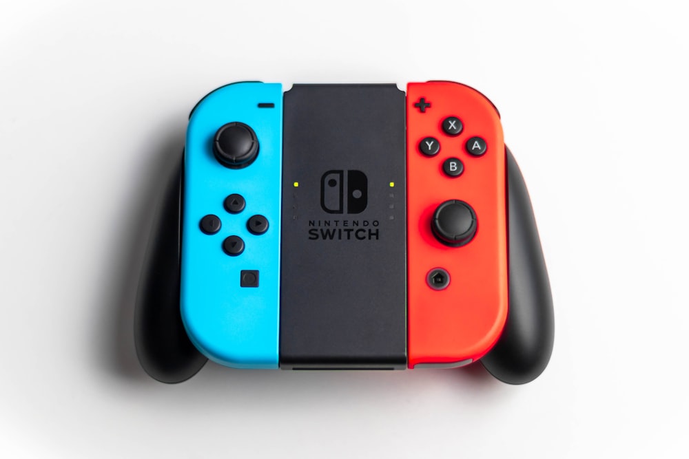 빨간색과 검은 색 닌텐도 스위치 게임 컨트롤러 사진 – Unsplash의 무료 파랑 이미지