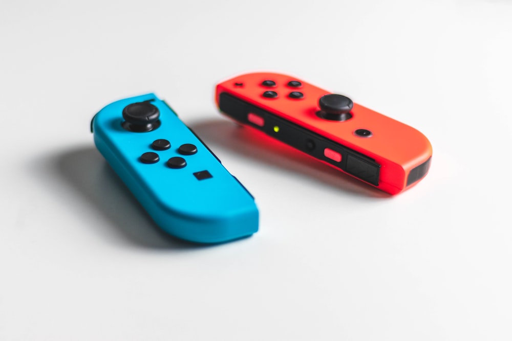 Roter und blauer Nintendo Switch