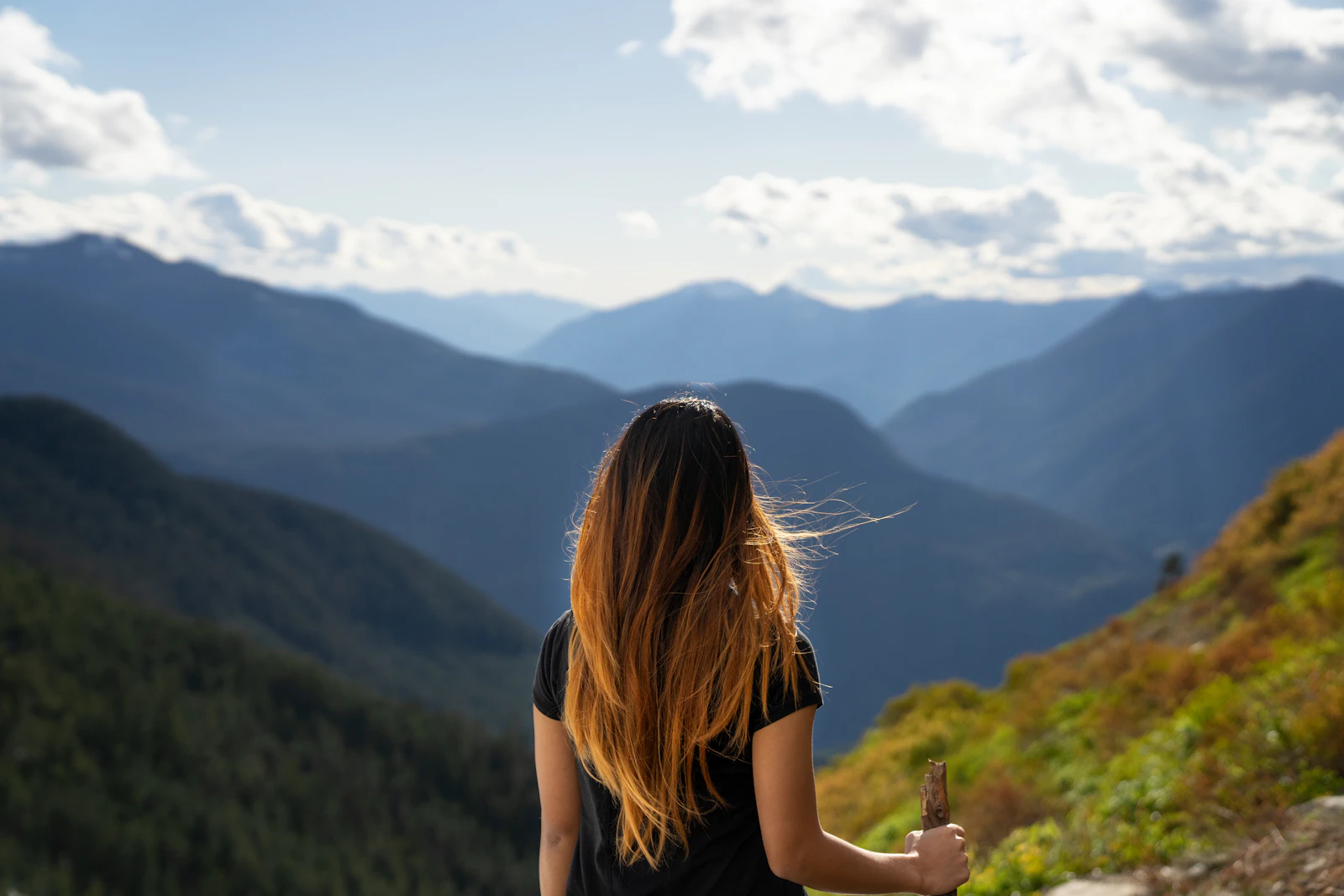 Femme marchant en plein air dans un paysage de montagne, lumière douce
