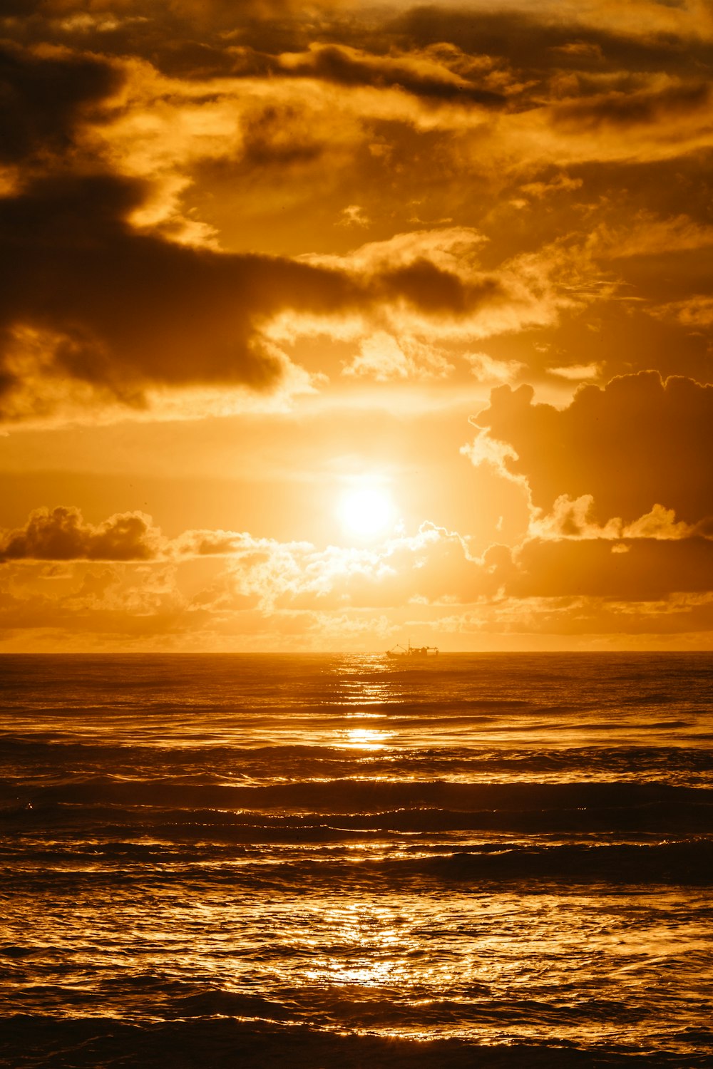 vagues de mer s’écrasant sur le rivage au coucher du soleil