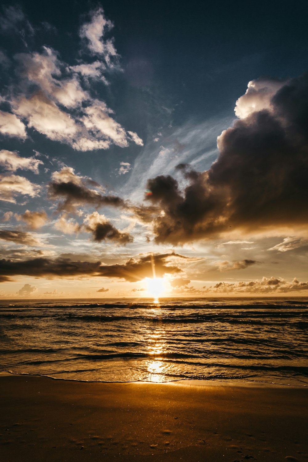 Gewässer unter bewölktem Himmel bei Sonnenuntergang