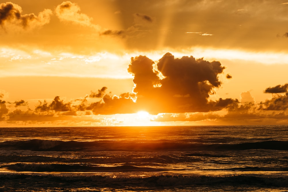 vagues de mer s’écrasant sur le rivage au coucher du soleil