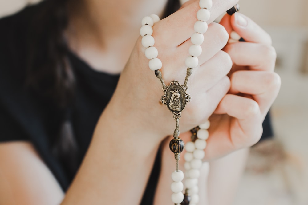 bracciale di perline bianche e argento