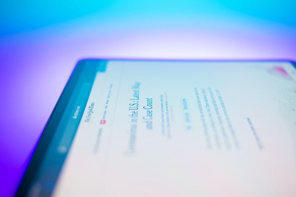 tablet nero acceso che visualizza la schermata blu