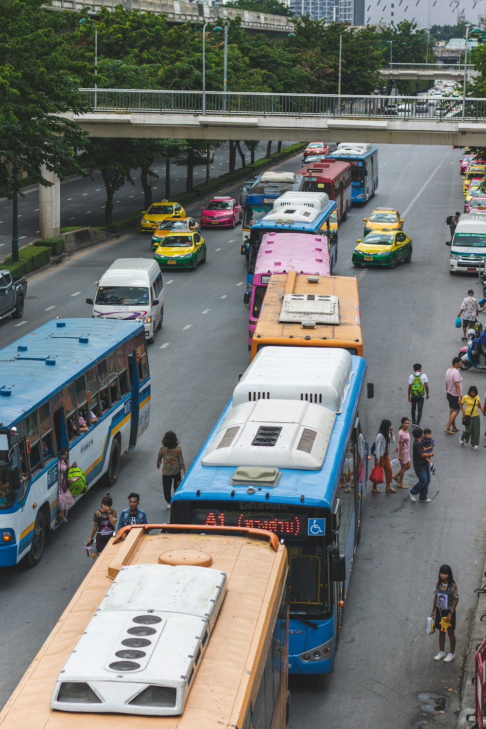 pessoas andando na faixa de pedestres durante o dia