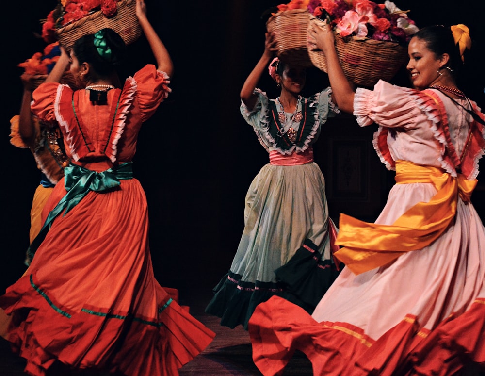 mujeres vestidas de verde y marrón bailando