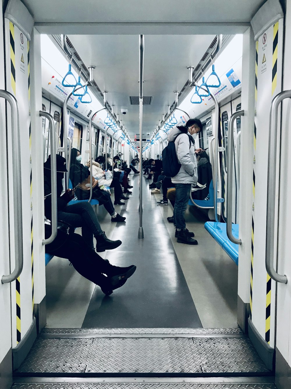 Personas sentadas dentro del tren durante el día