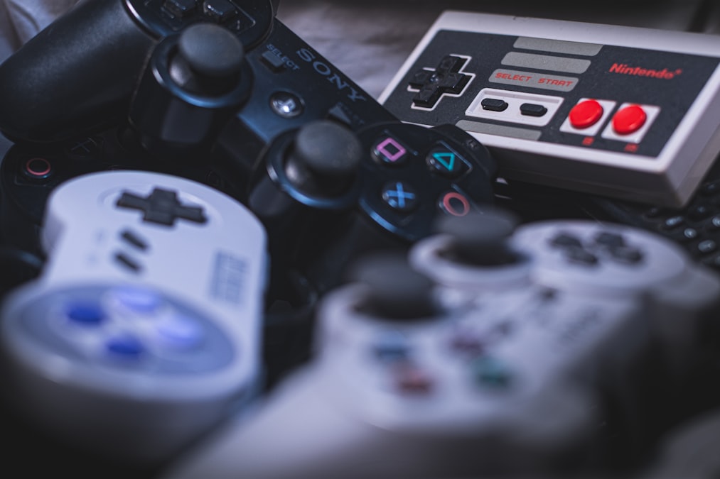白いゲームコントローラー（イメージ）
