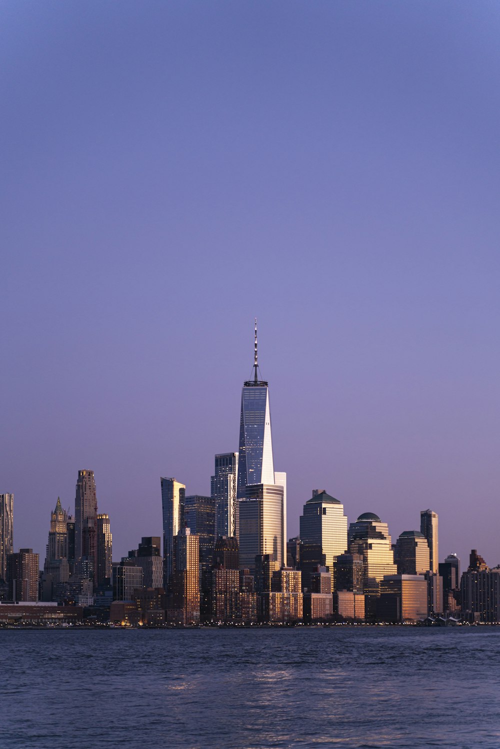 Skyline der Stadt tagsüber unter blauem Himmel