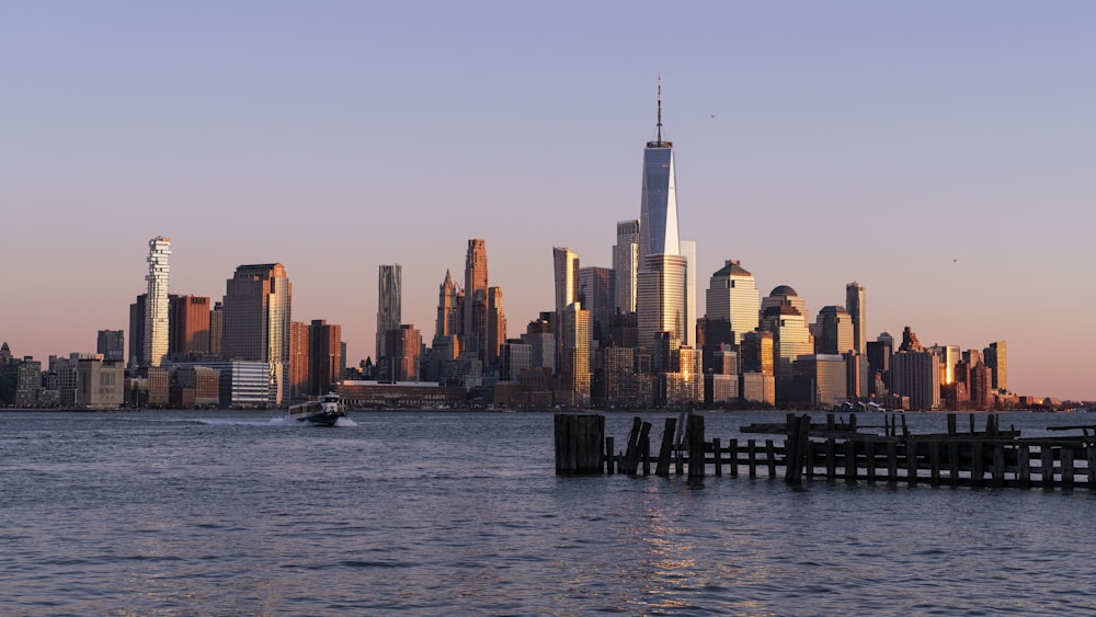 Skyline der Stadt tagsüber über das Gewässer