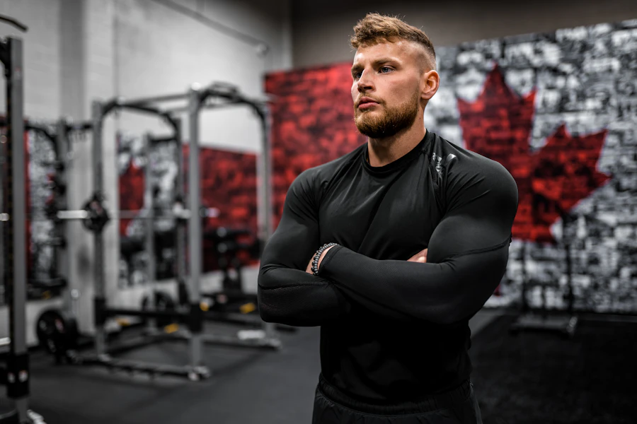 Antrenor în echipament negru, într-o sală de fitness