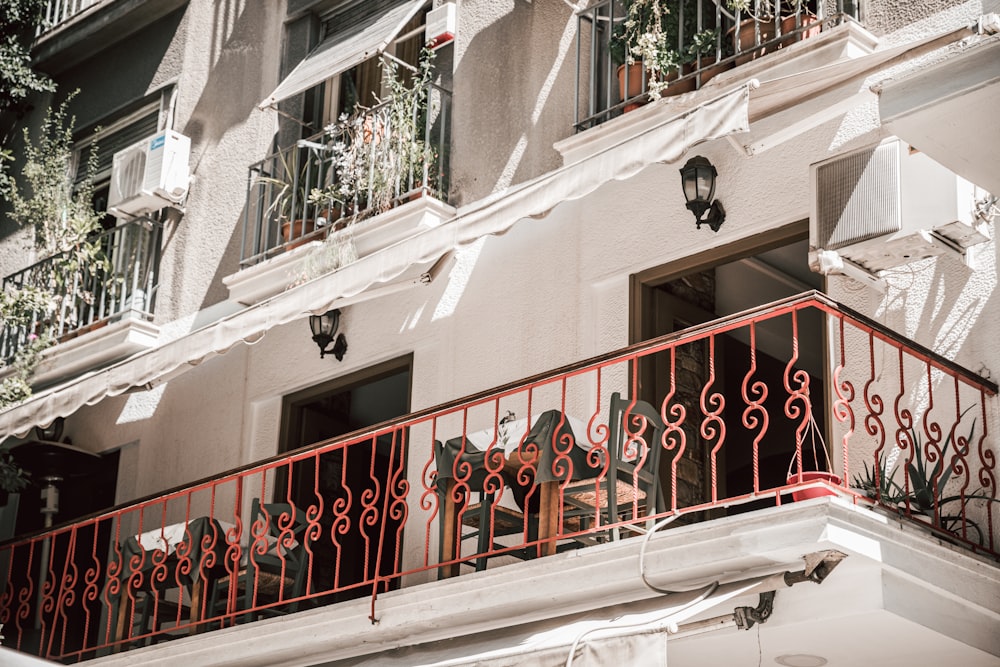 Barandillas metálicas rojas sobre edificio de hormigón blanco