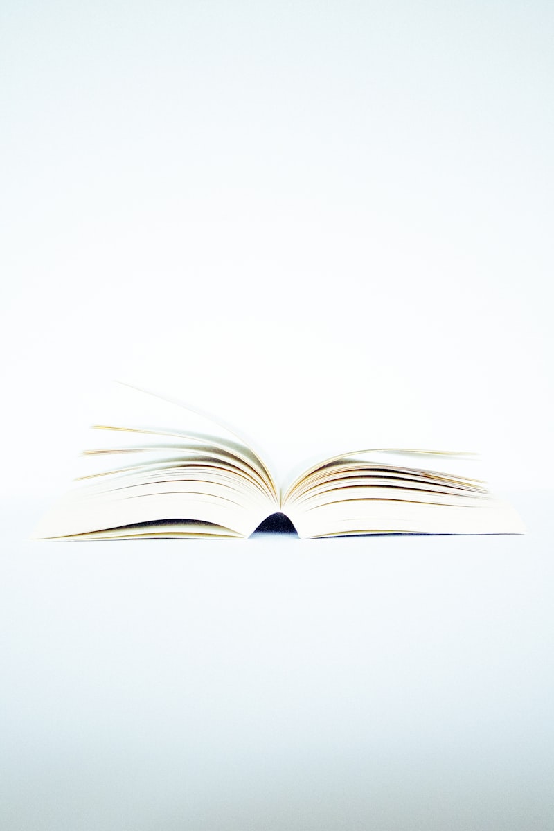 Aufgeschlagenes Buch auf dunkler Oberfläche