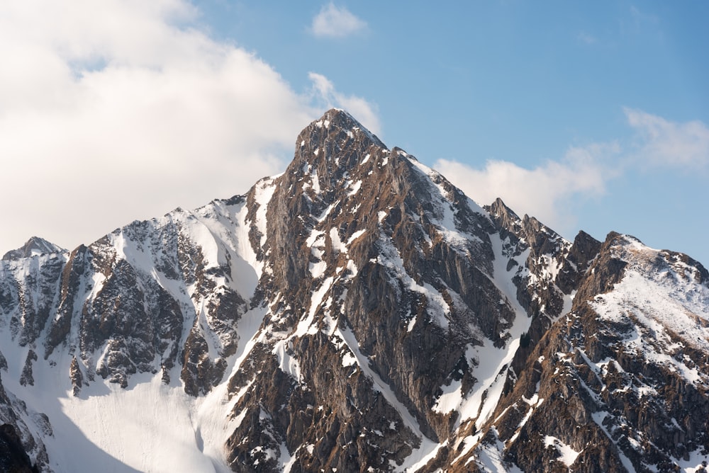 Montaña cubierta de nieve bajo el cielo azul durante el día