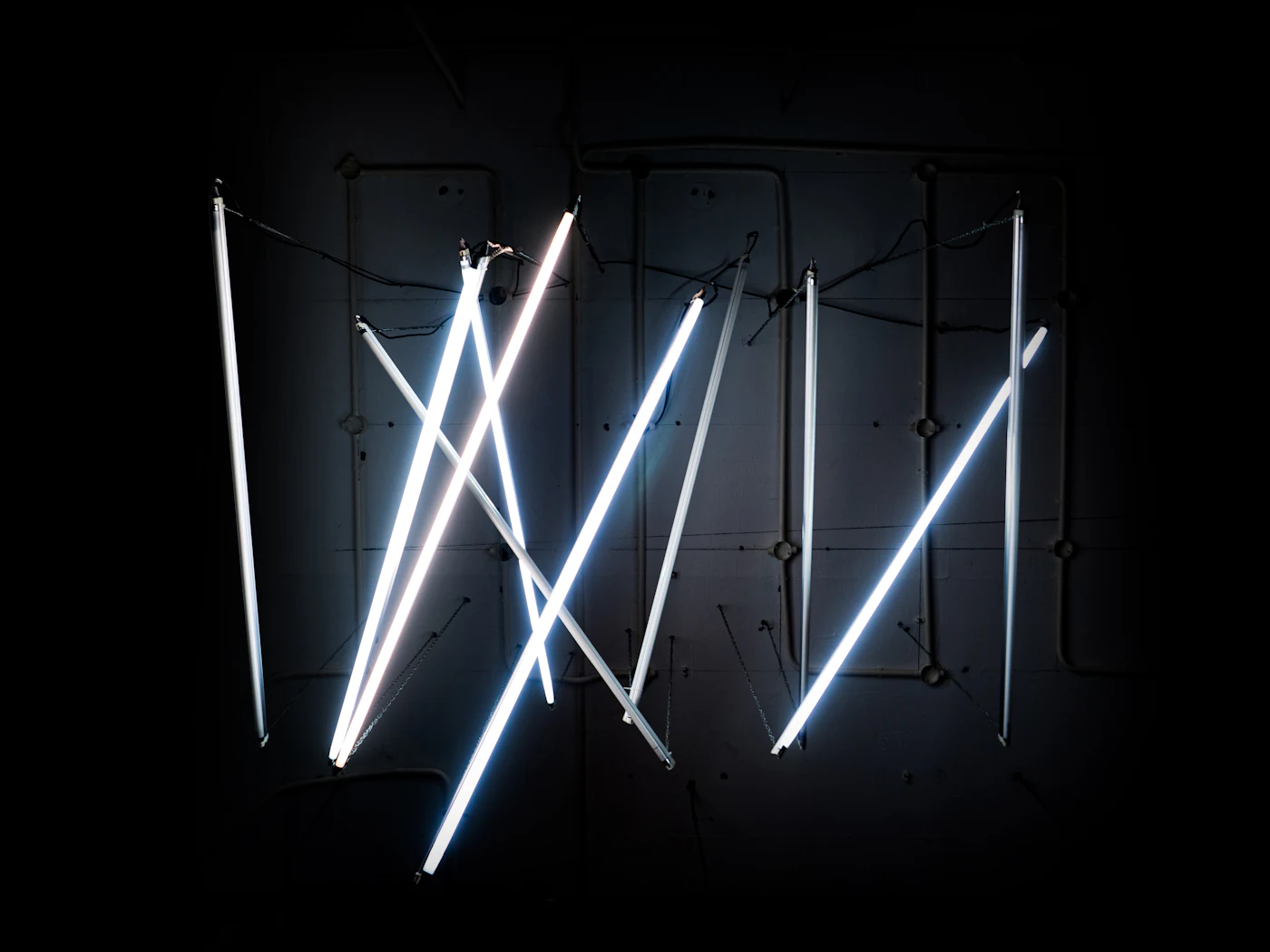 Tubes lumineux blancs dans l’obscurité