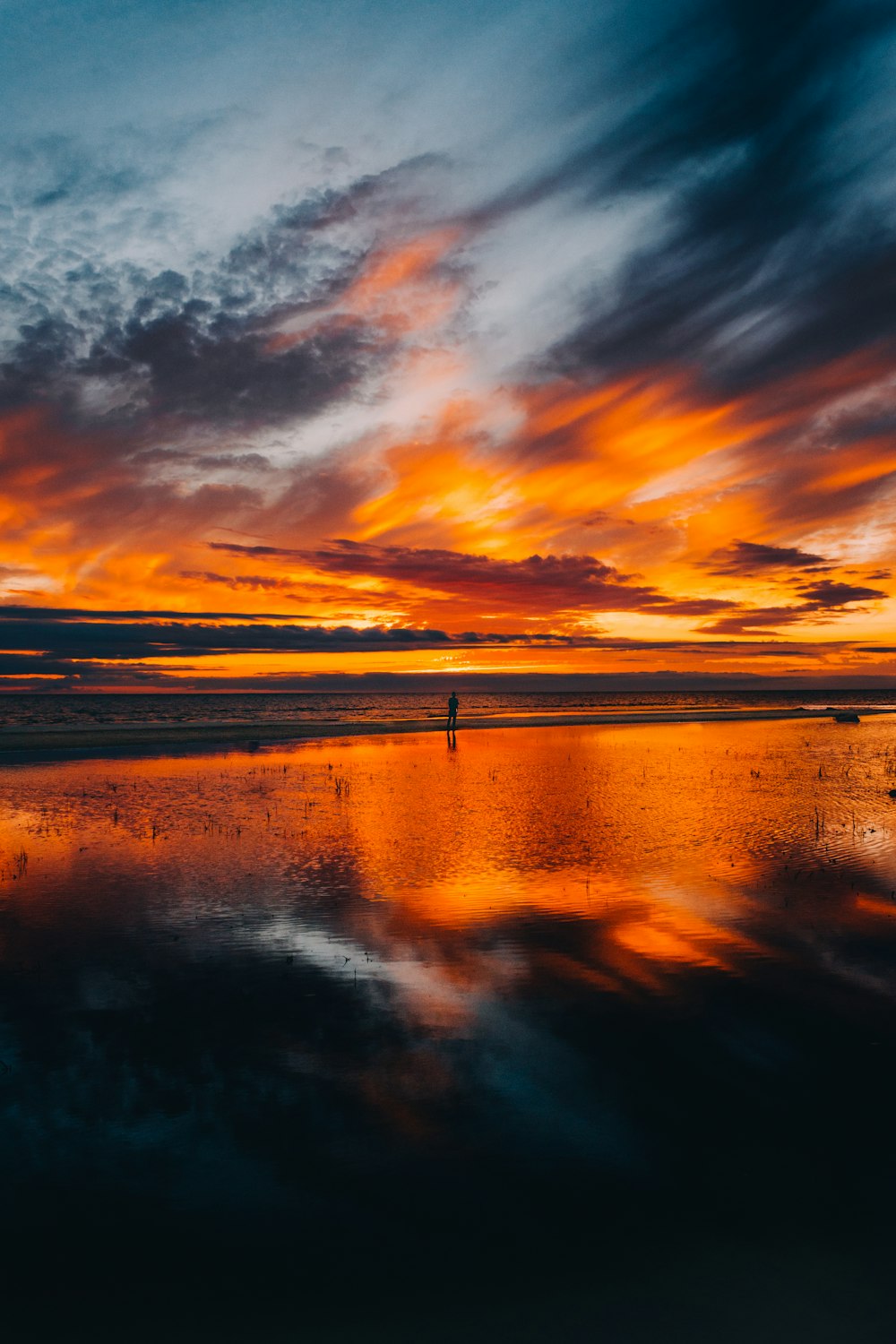 Gewässer unter bewölktem Himmel bei Sonnenuntergang