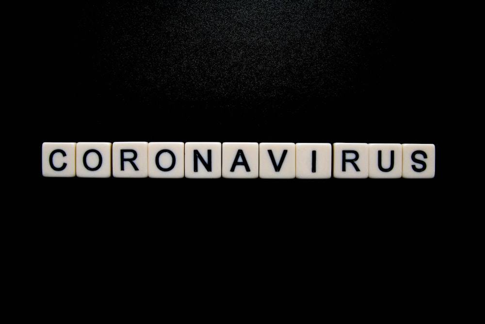 Coronavirus su sfondo nero