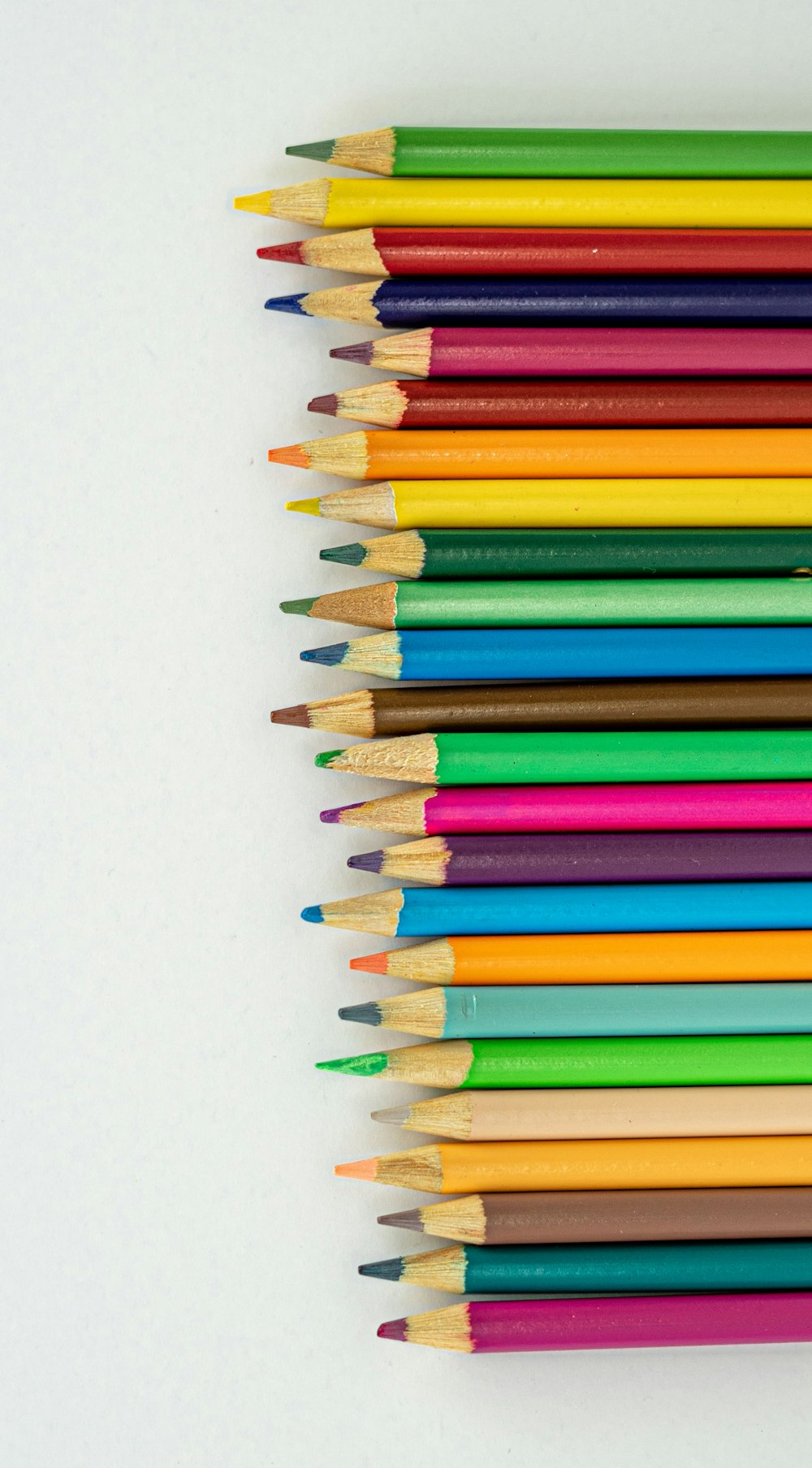 Crayons de couleur multicolores sur surface blanche
