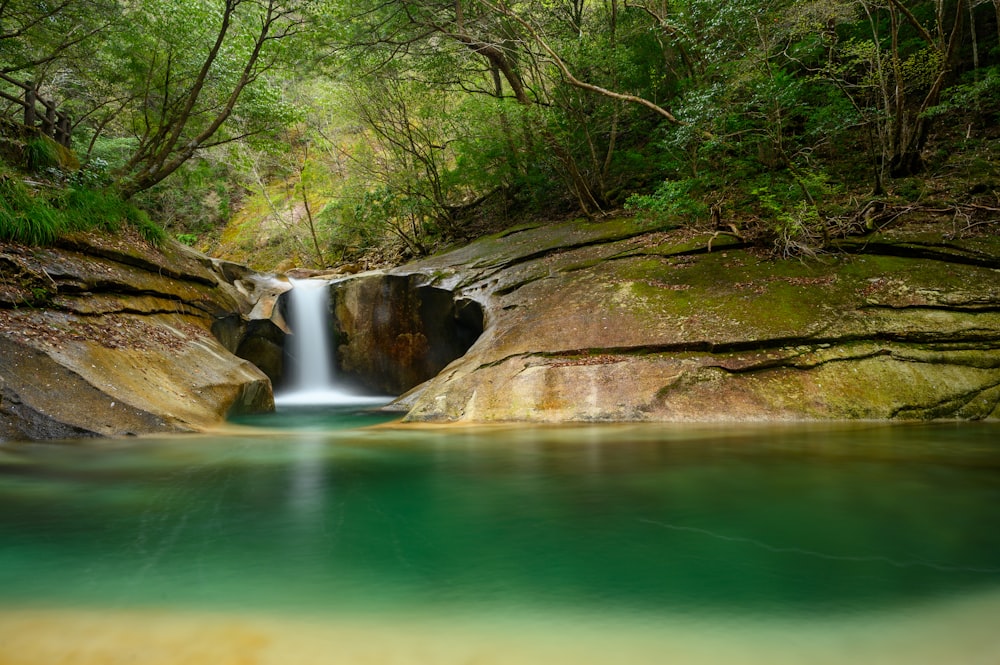 green water and brown rocks