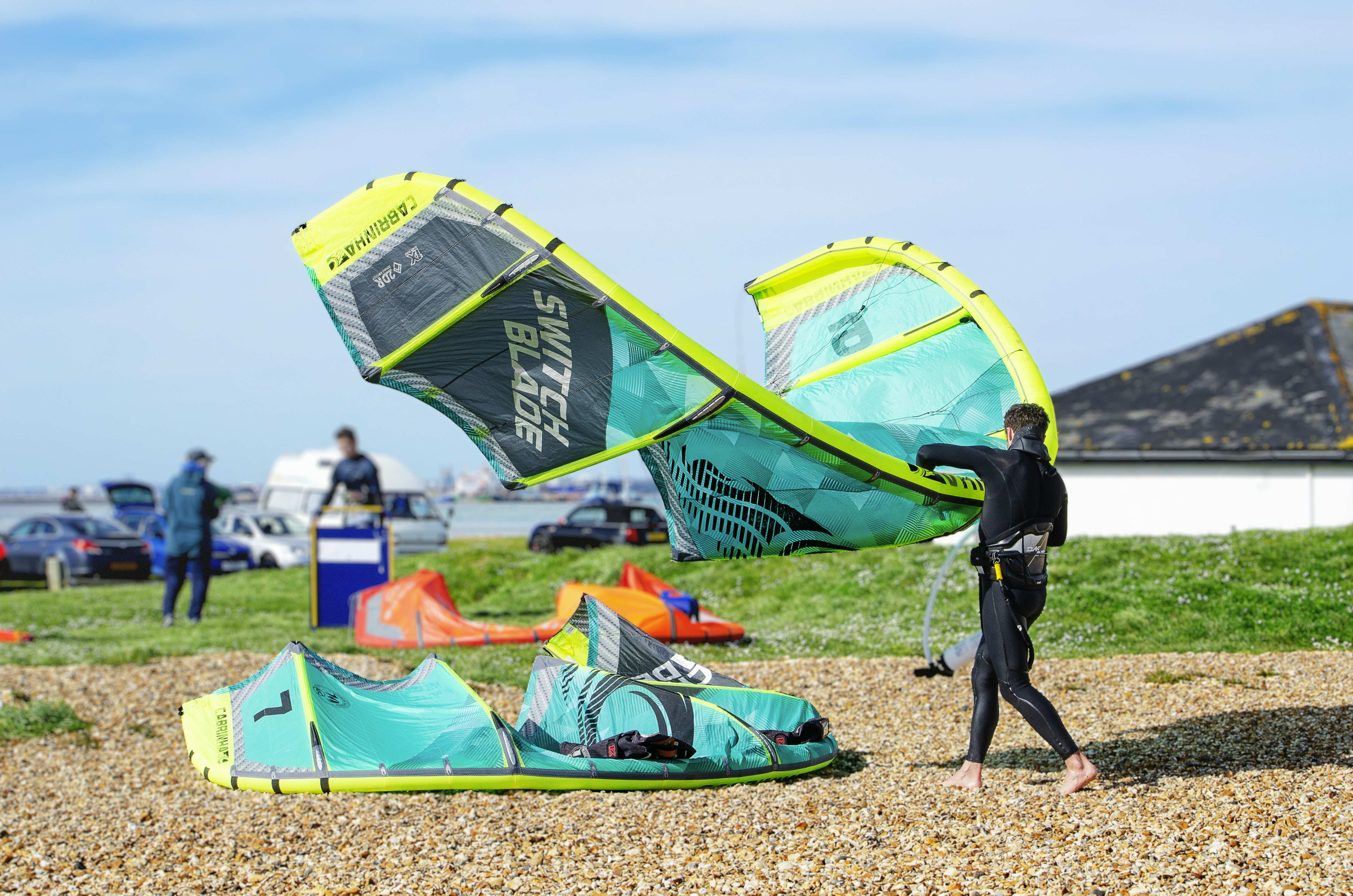 personnes marchant sur la plage pendant la journée