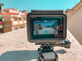 Intelbras Mibo IM7 camera capturing a clear outdoor scene