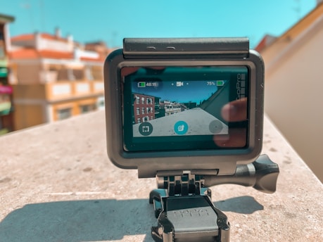 Intelbras Mibo IM7 camera capturing a clear outdoor scene