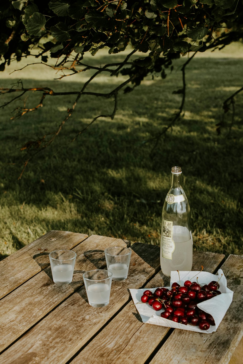 garrafa de vidro transparente na mesa de madeira marrom