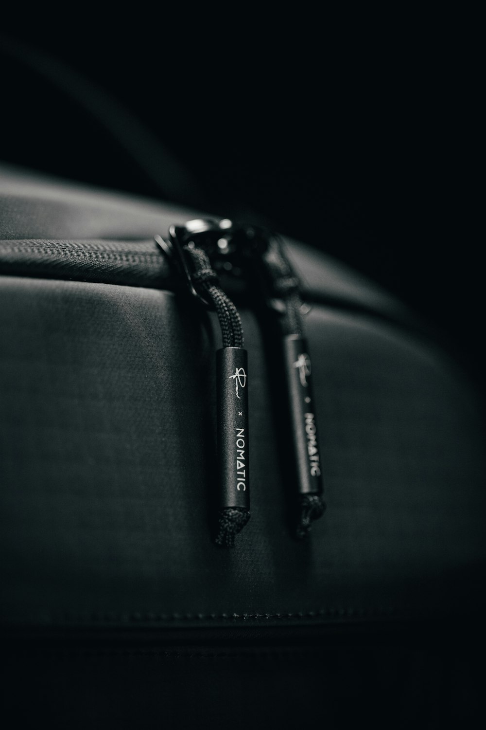 bolsa de couro preta na fotografia em tons de cinza