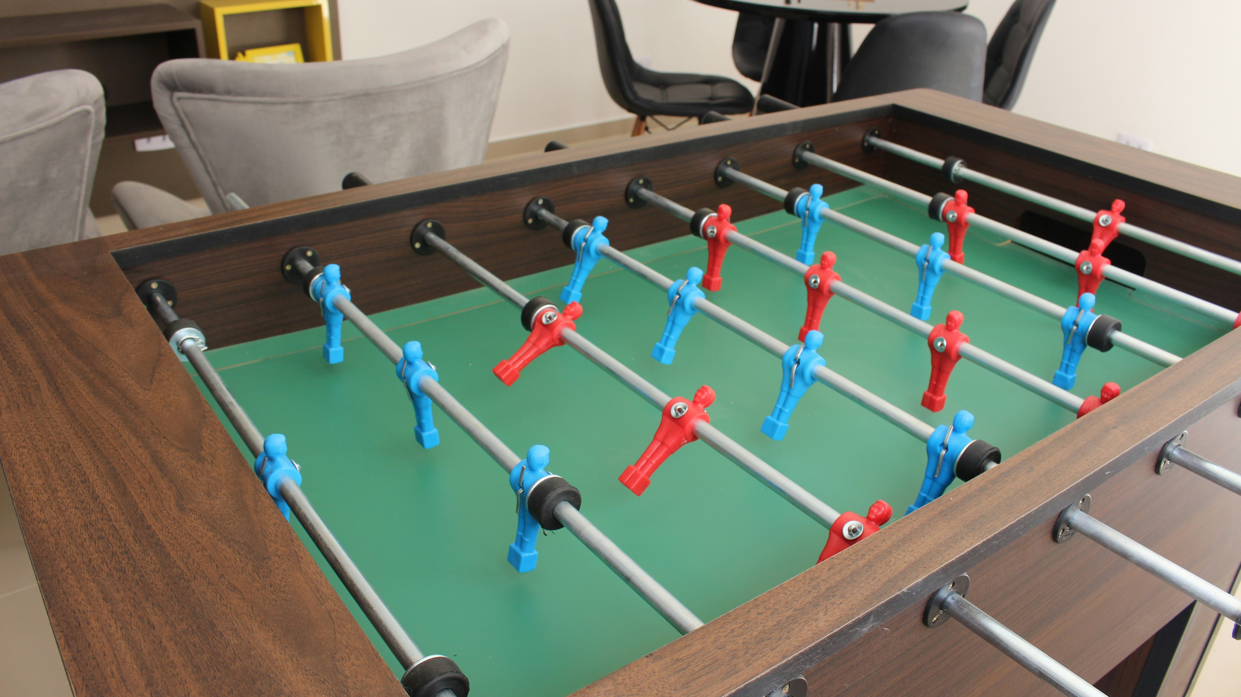 Pizarra táctica con esquema defensivo y flechas de transición