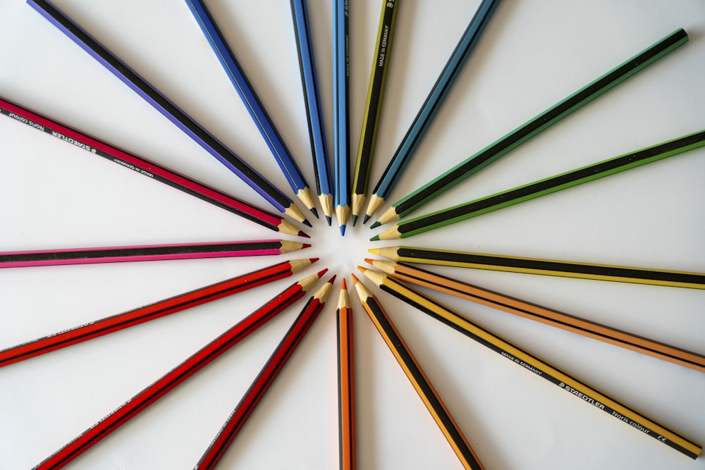 青、赤、緑、黄色の色鉛筆