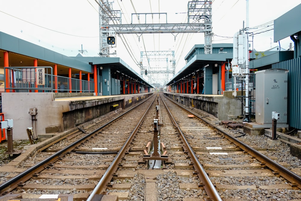 trilhos ferroviários de trem durante o dia