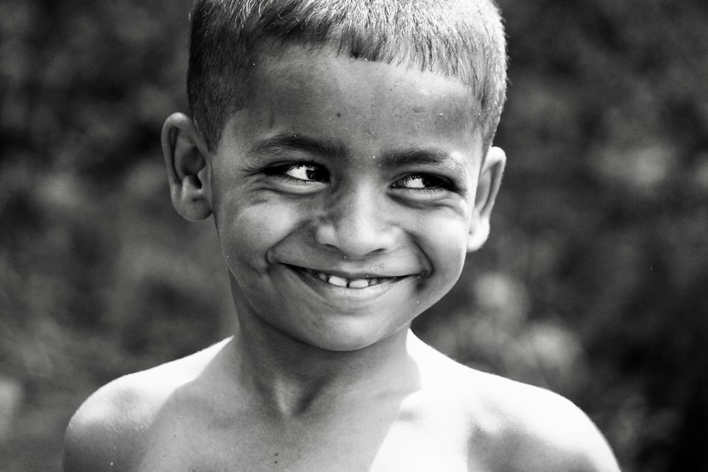 笑顔の男の子のグレースケール写真