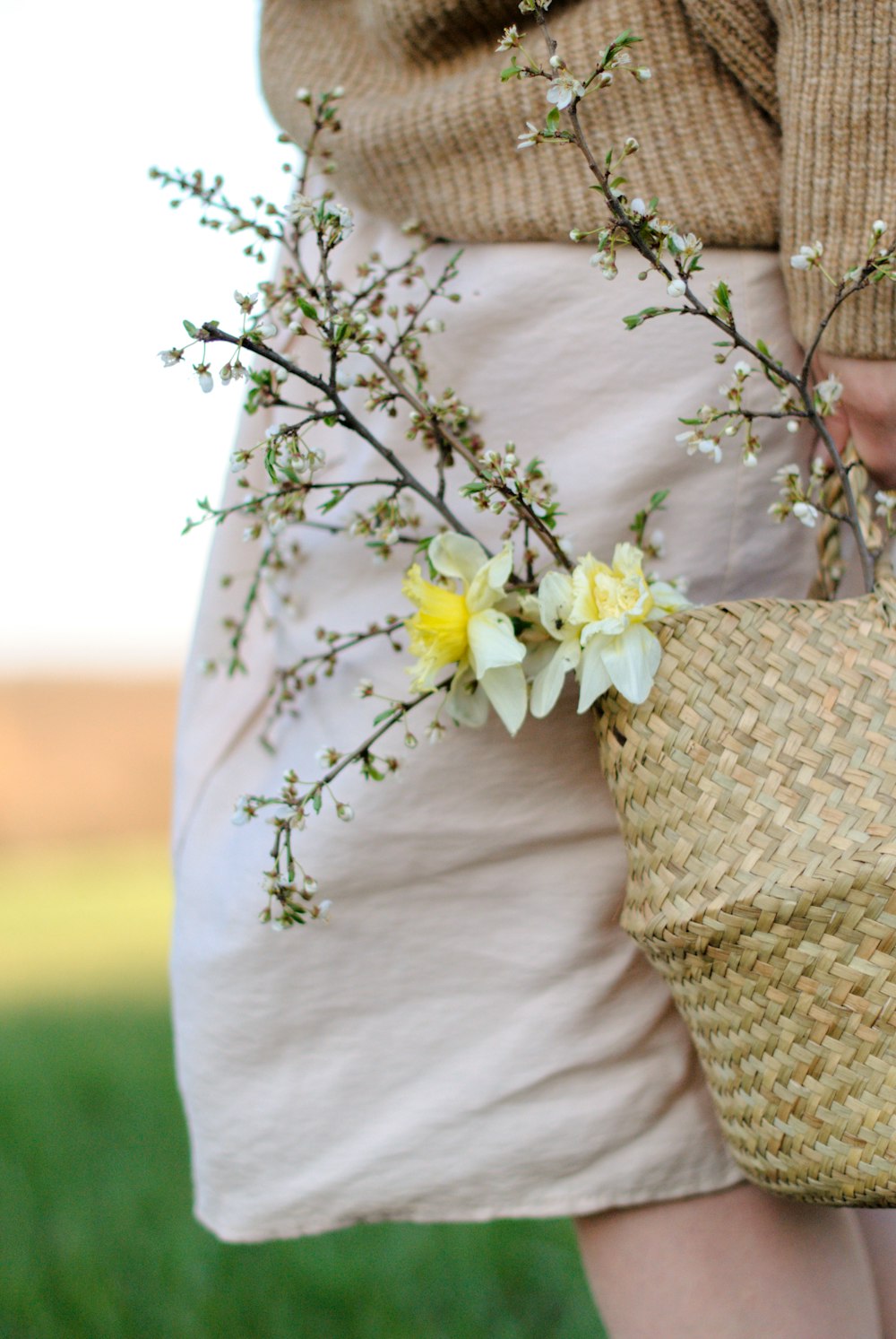 fleurs jaunes sur panier tressé brun