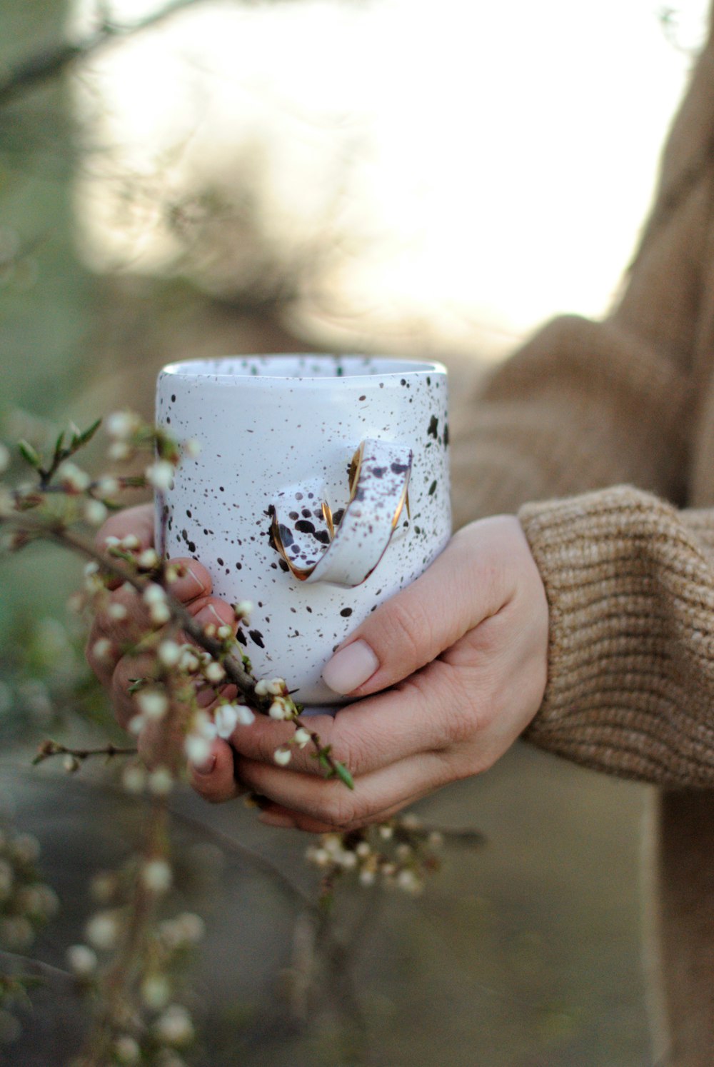 weißer und blauer Blumenkeramikbecher