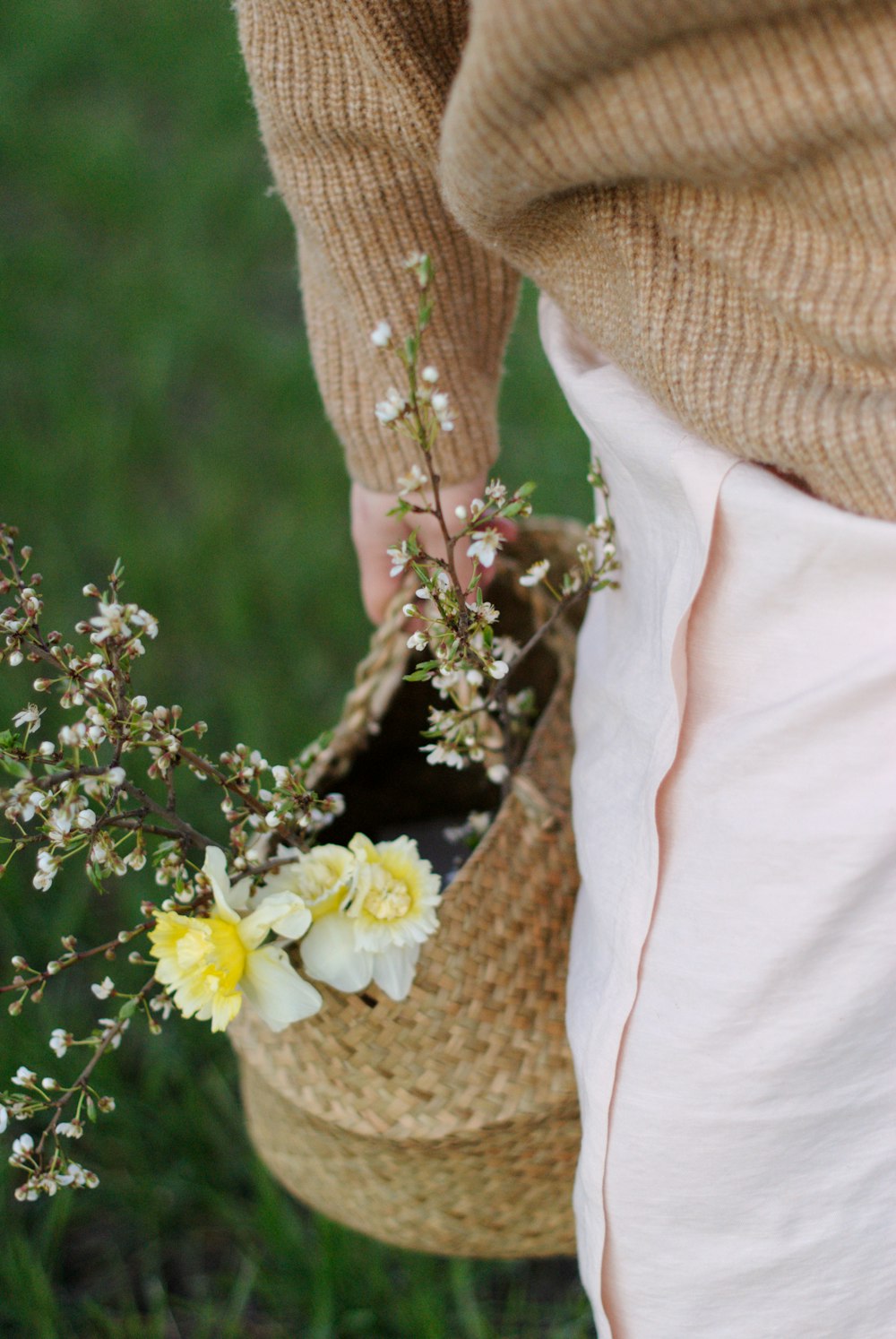 flor blanca y amarilla sobre tejido de punto marrón