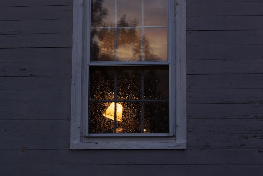 ventana de vidrio con marco de madera blanca