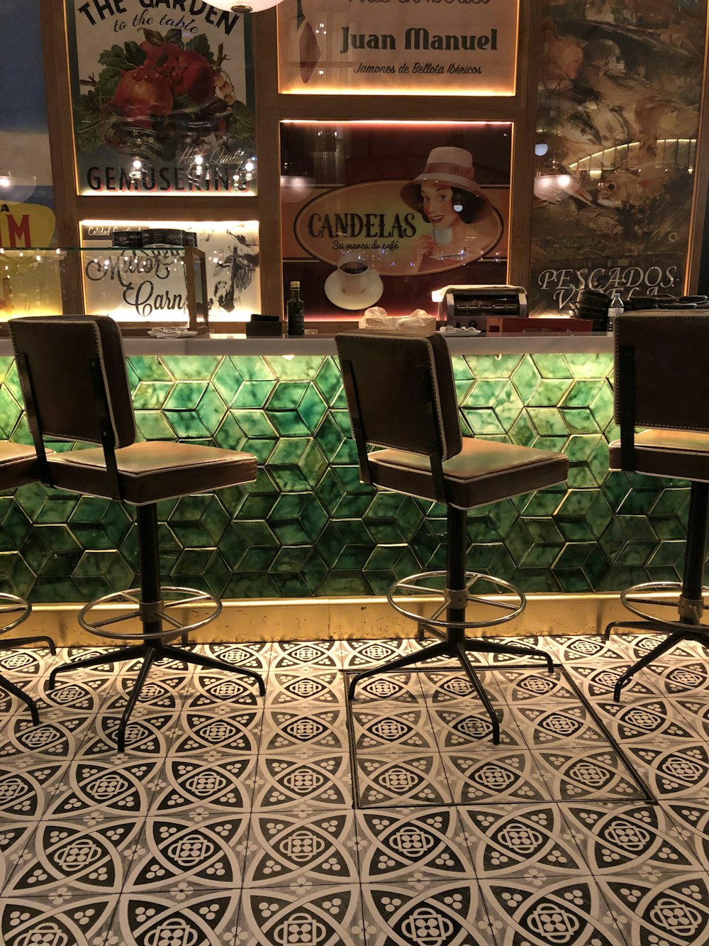 schwarze, grün gepolsterte Stühle mit Metallrahmen