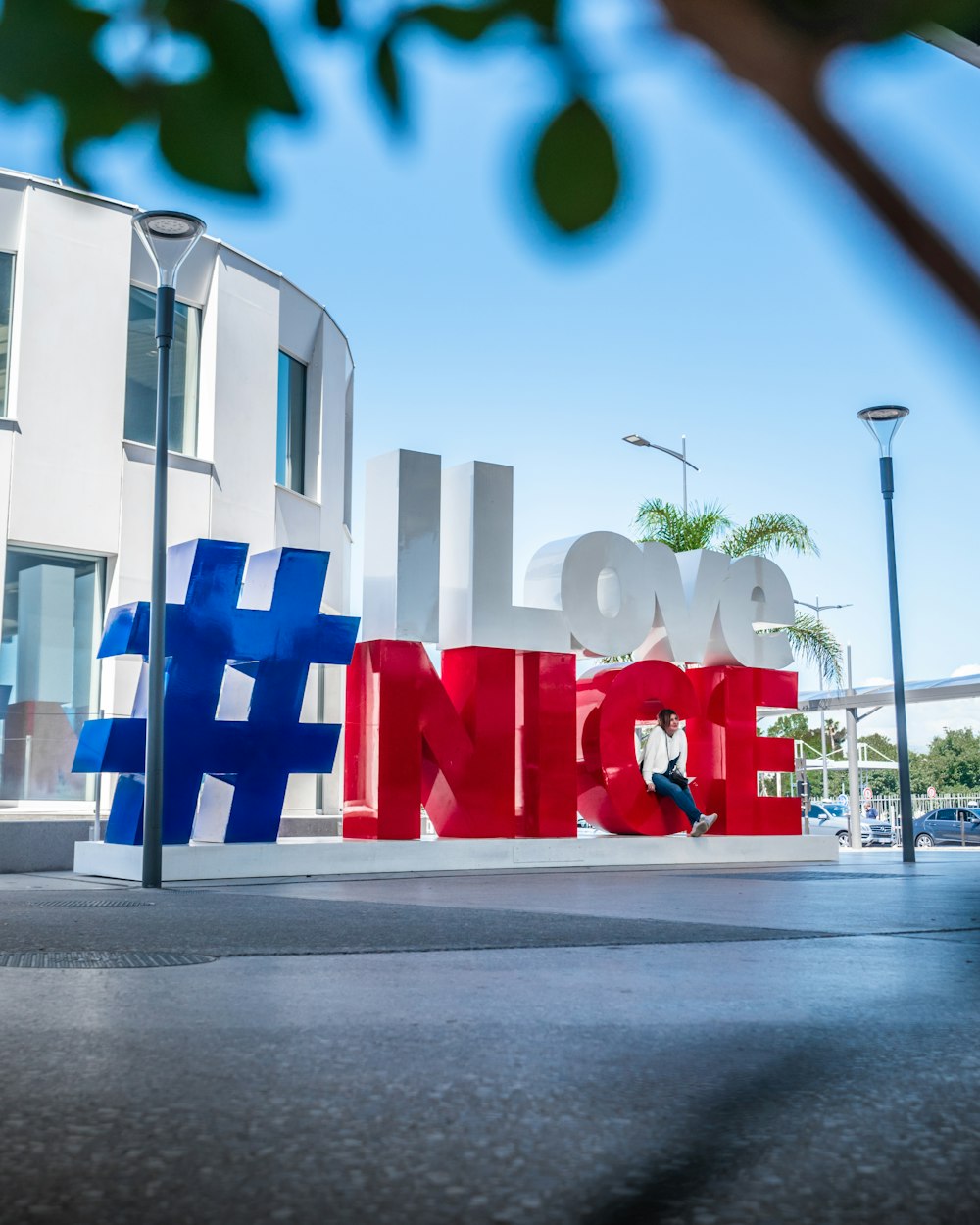 Croix rouge, bleue et blanche dans la rue