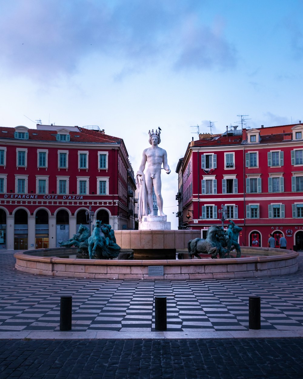 edificio in cemento rosso e bianco