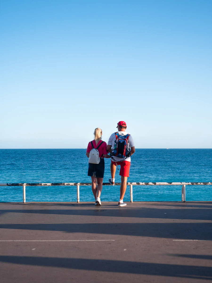 Deux voyageurs face à la mer au Maroc